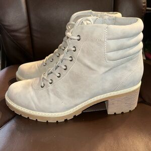 Size 11 Boots
Maurice’s
Hardly worn
Great condition